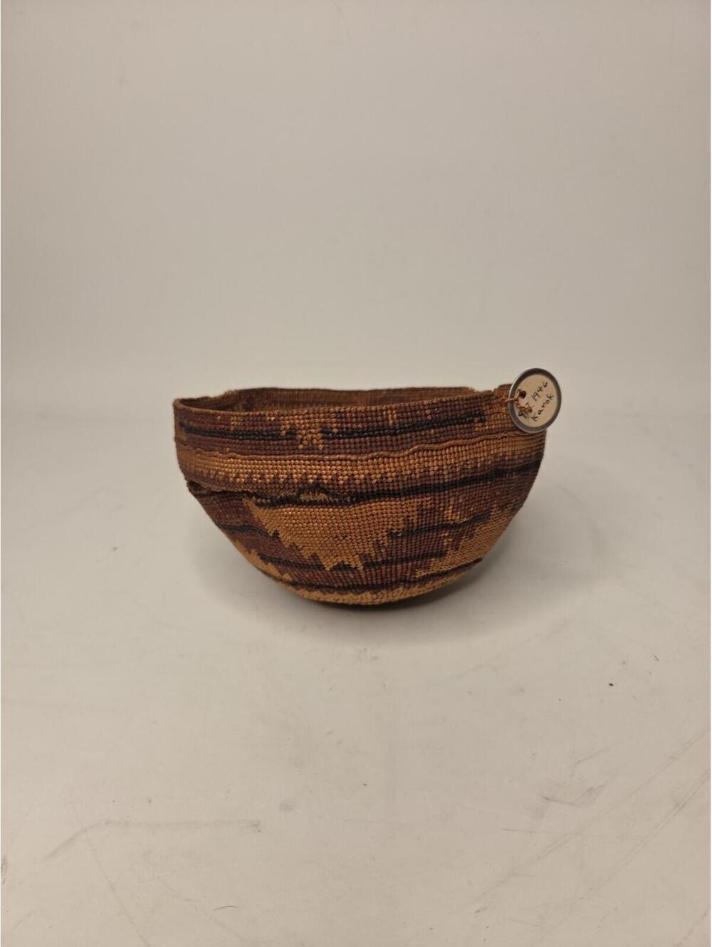FINE ANTIQUE 1900's Native American Hupa / Karuk Basket 6 1/2" Diameter